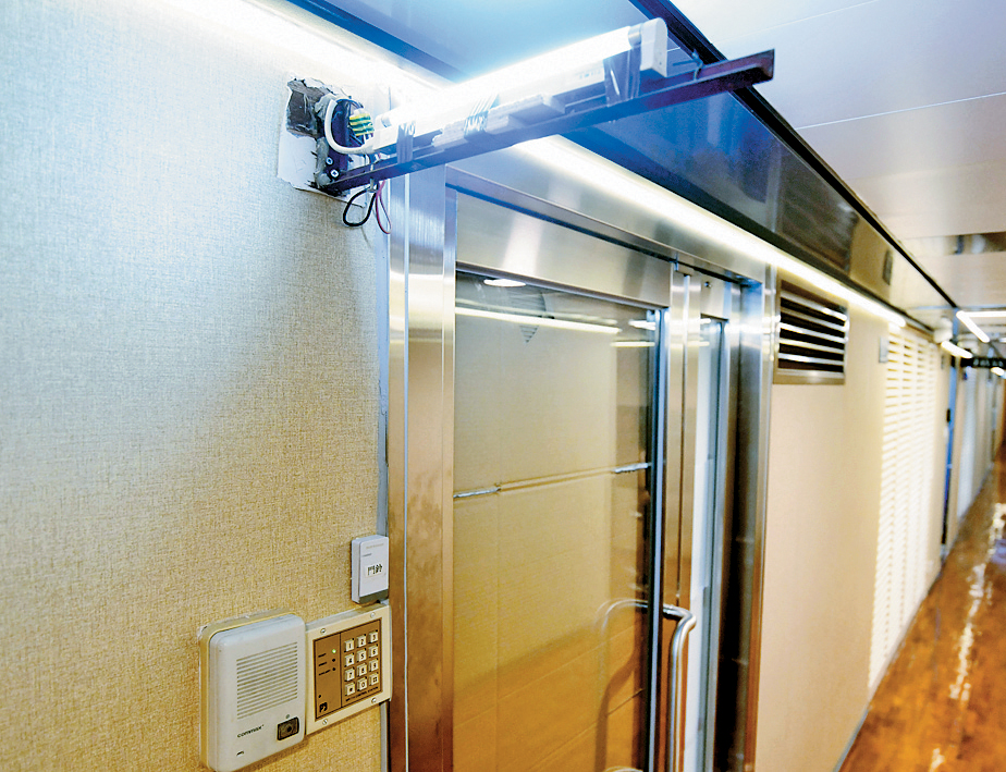 本報記者昨到日月星旅行社辦事處，發現大門玻璃遭遮蔽。