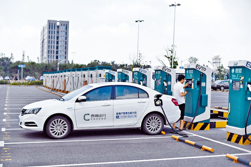 汽車會研究開發應用程式,介紹內地加油站和充電站等設施位置。