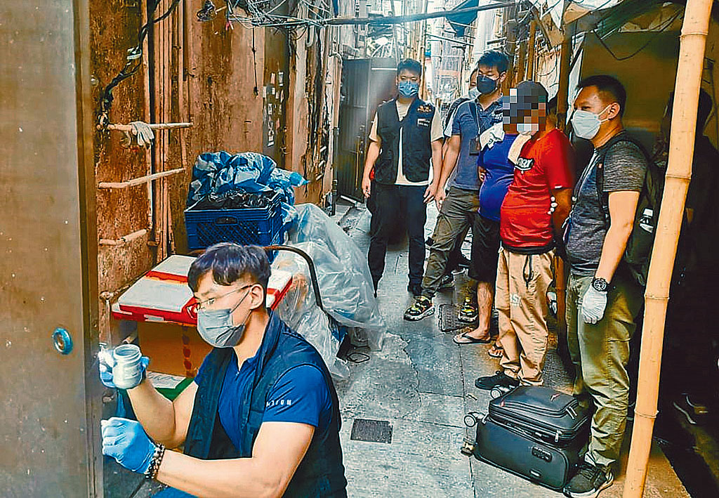 警方及海關破獲私煙倉,拘三名持「行街紙」巴漢。