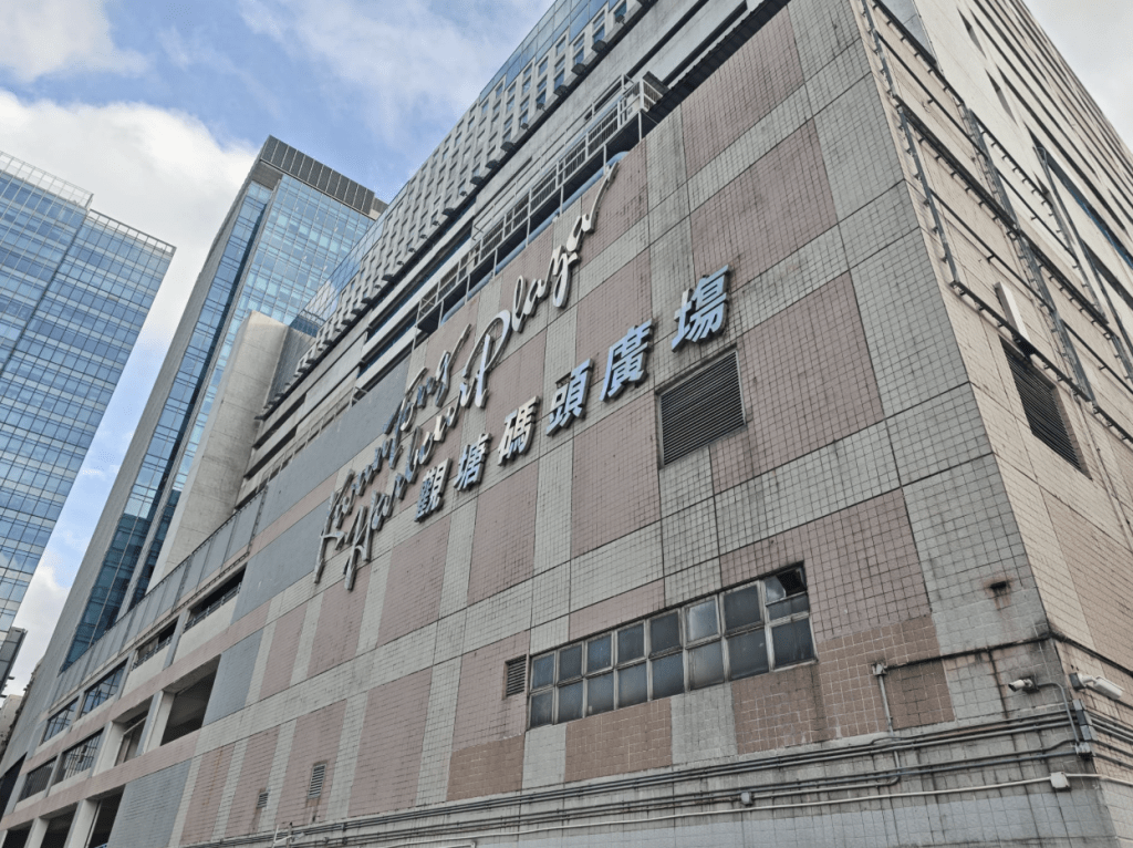 男子在觀塘碼頭廣場多層停車場內燒炭，保安揭發送院惜不治。黎志偉攝黎志偉攝