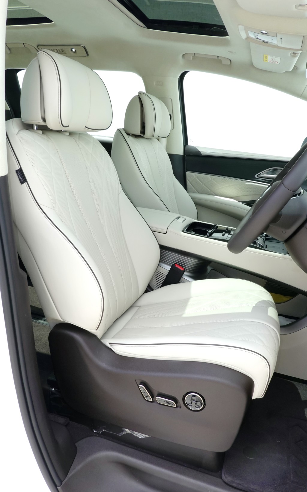 Denza D9旗艦級四驅版前排電控座椅附冷暖透氣、按摩及駕駛席記憶功能。