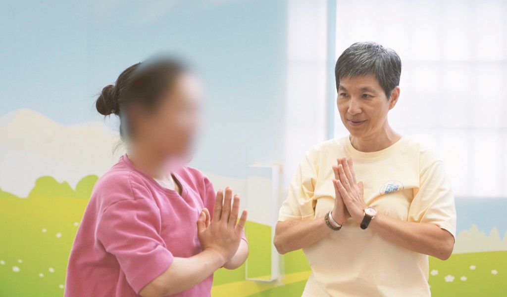 瑜伽導師、前懲教主任何仲詩(右)教授在囚人士瑜伽,幫助他們減壓,消除負面情緒,藉此強化他們的更生信念。 瑜伽導師、前懲教主任何仲詩(右)教授在囚人士瑜伽,幫助他們減壓,消除負面情緒,藉此強化他們的更生信念。