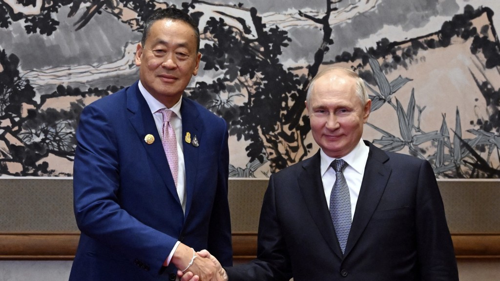 俄羅斯總統普京與泰國總理賽塔（左）17日在中國「一帶一路」國際合作高峰論壇場邊會面。 路透社