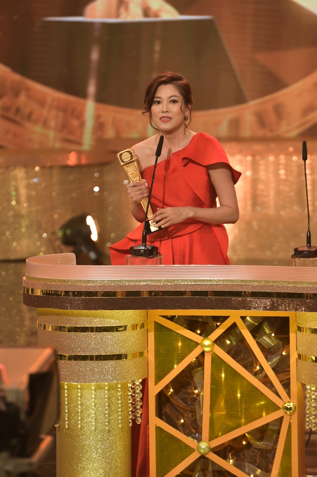林淑敏凭《爱回家之开心速递》「大小姐」一角首夺《万千星辉颁奖典礼2018》的「最佳女配角」。