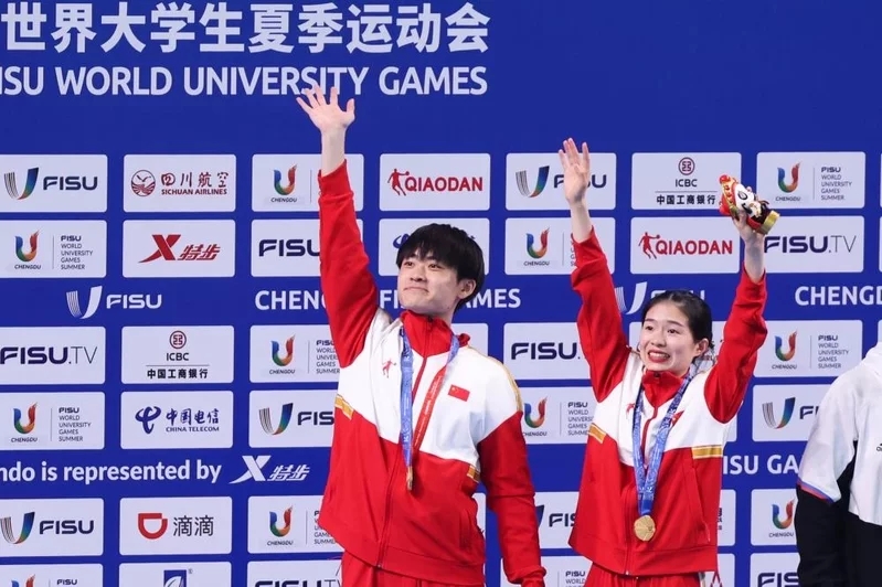 梁婕(右)和混雙搭檔劉思玥取得該項目金牌。