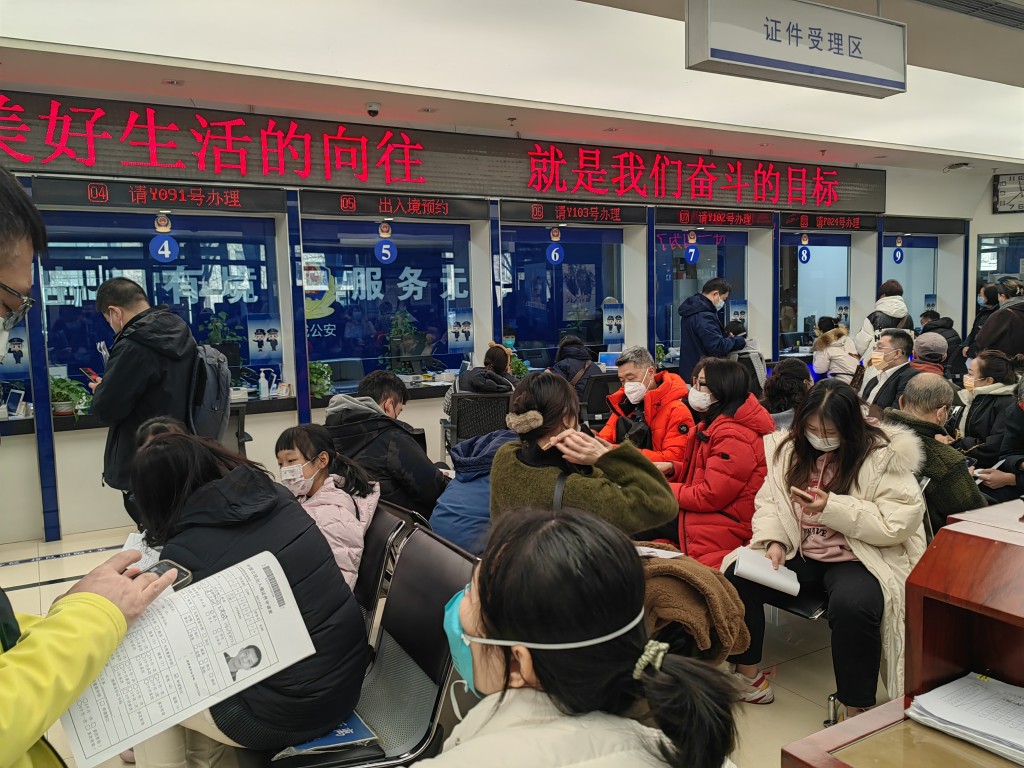 北京公安局辦理港澳簽證人滿為患。　張言天攝