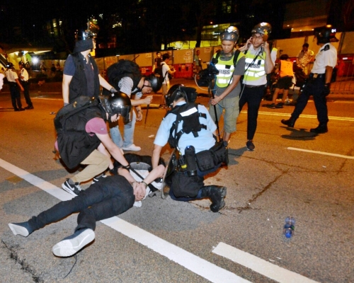 警方展開清場行動。
