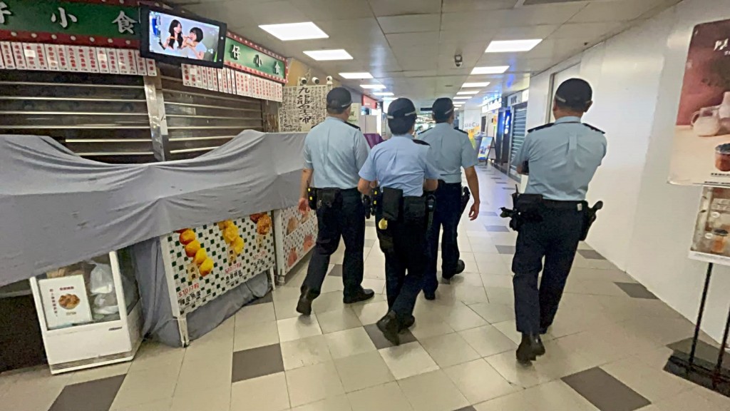 警員在葵涌廣場巡邏。楊偉亨攝