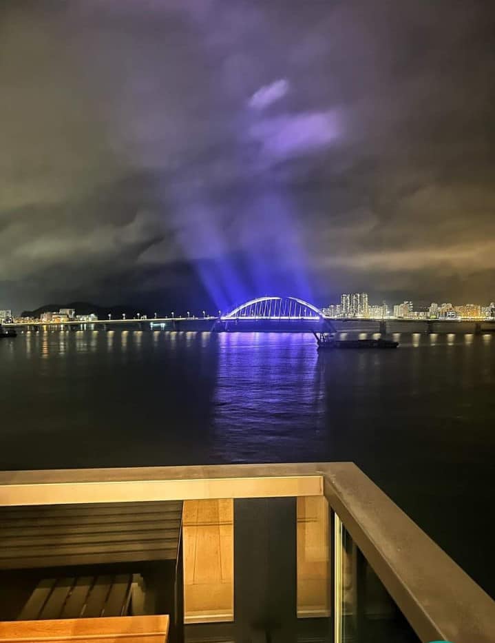 網民附相，估計是將軍澳跨灣大橋啲射燈。網上截圖