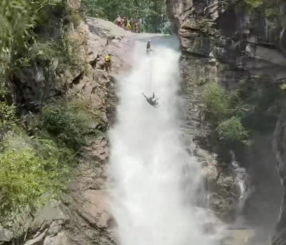 河南男玩瀑降遭急流打飞困半空，溺水逾2分钟不停打转全身伤。