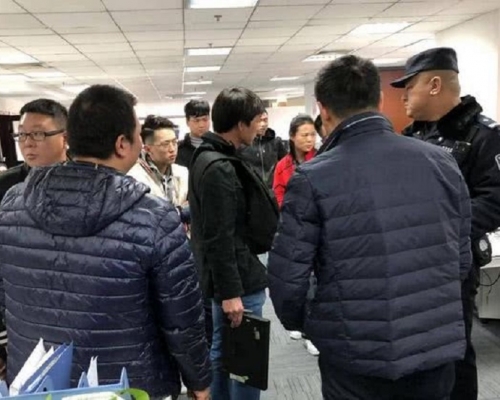 民衆及員工包圍「途歌TOGO」北京總部要求還款。網上圖片