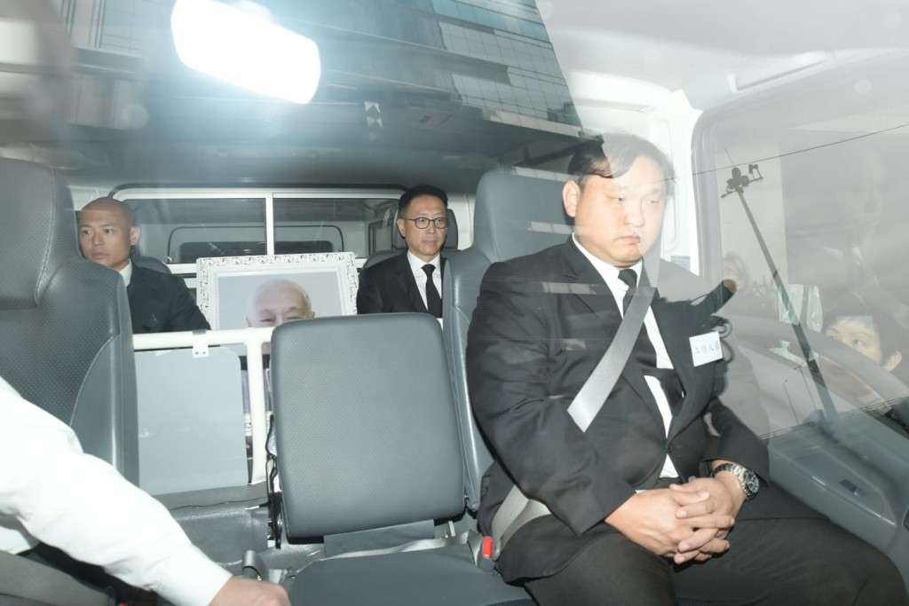 許晉亨(後右)。