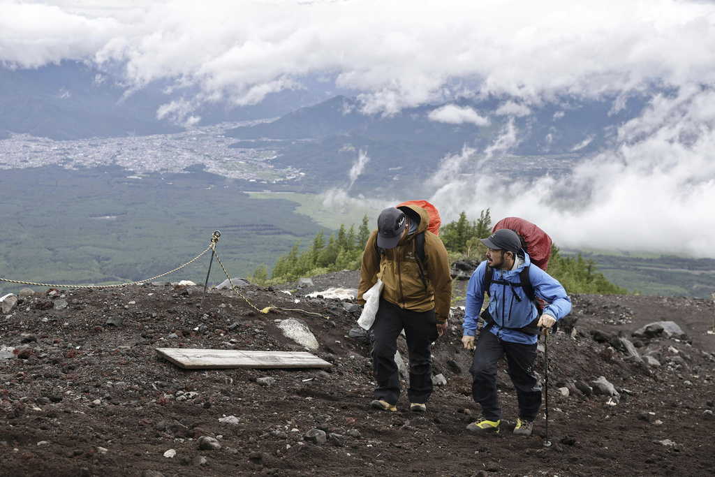 每年7月至9月初開放，不少遊客都會在夏季前往攀登富士山。AP圖片