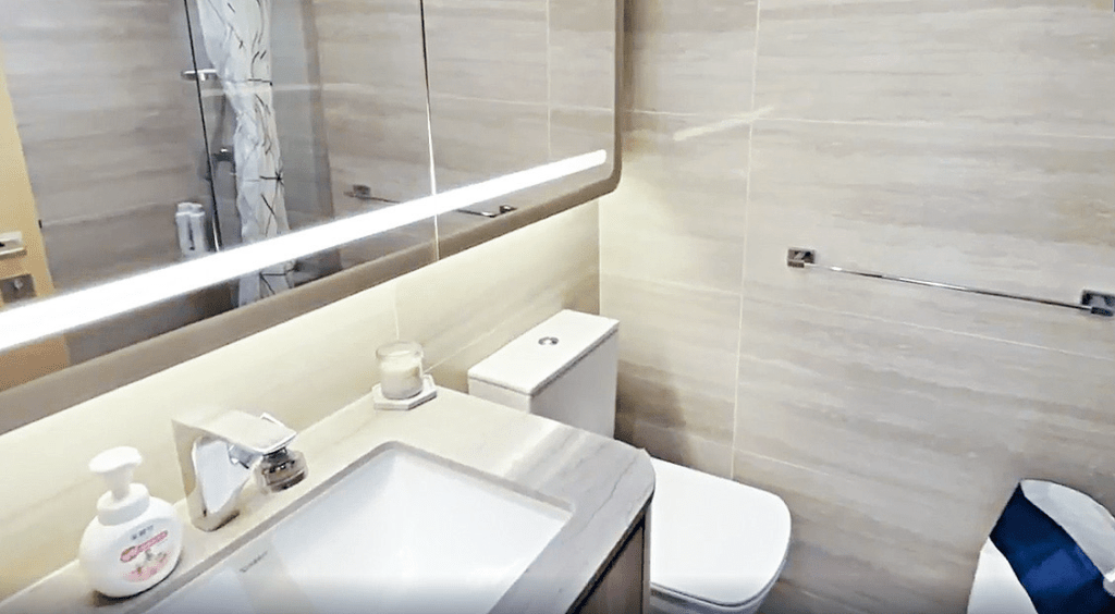浴室设有镜柜，能够扩大室内空间感。