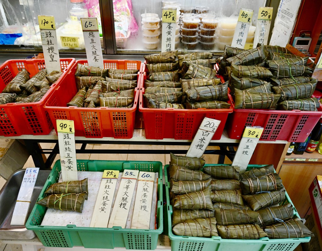新三陽近年開始轉型,由專賣「上海糭」,改為兼推「綠豆火腿糭」、蛋黃鮮肉及金華火腿糭,以及「瑤柱糭王」。蘇正謙攝 新三陽近年開始轉型,由專賣「上海糭」,改為兼推「綠豆火腿糭」、蛋黃鮮肉及金華火腿糭,以及「瑤柱糭王」。蘇正謙攝