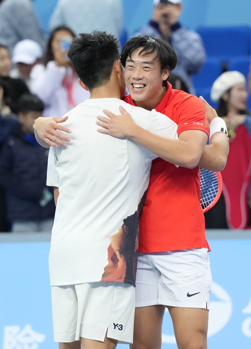 黄泽林和吴易昺拥抱致意。新华社