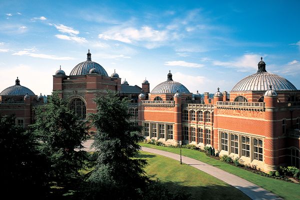 現時英國大學聯招（UCAS）正進入補錄階段，同學仍可向有餘額的大學申請學位。圖為伯明翰大學。（圖片來源:受訪者提供）