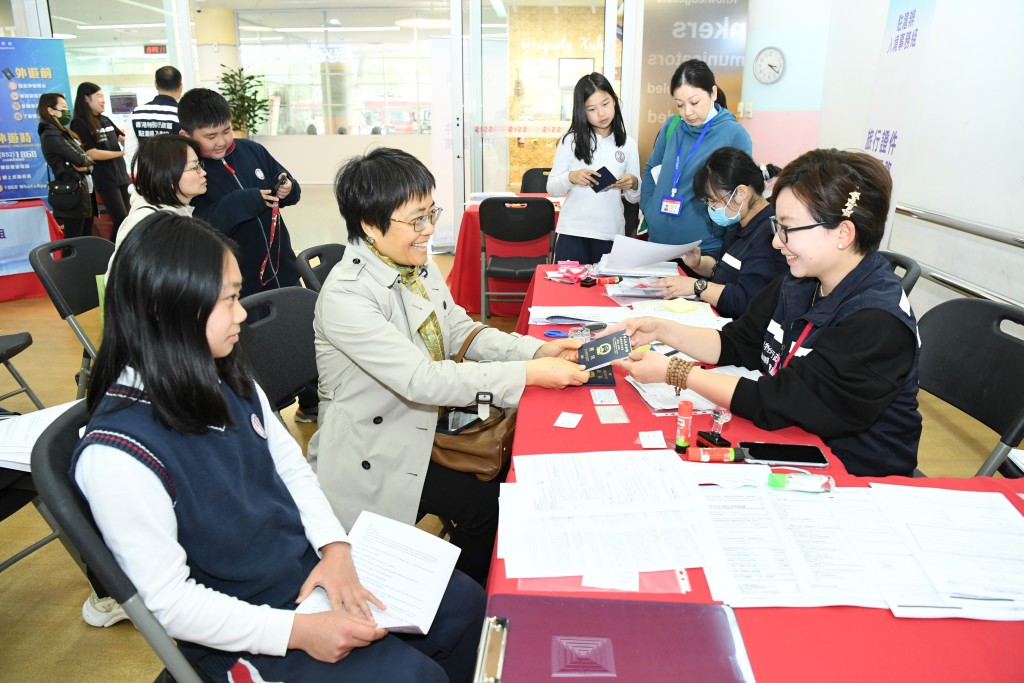 入境组人员为在上海的港人教师处理旅游证件申请。