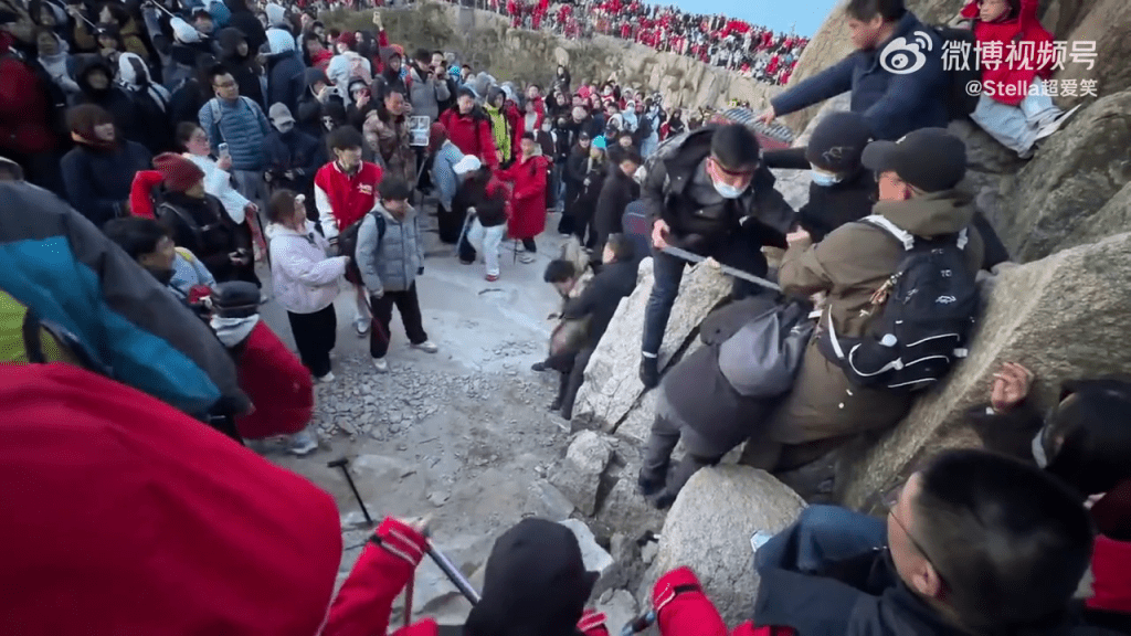 泰山游客为睇日出大打出手，场面失控。