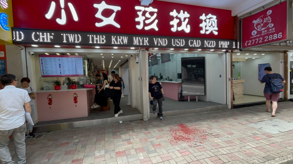 行人路紅油位置對正小女孩找換店。 行人路紅油位置對正小女孩找換店。