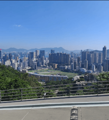 「眺馬閣」景觀極其開揚，可遠眺跑馬地馬場景致。