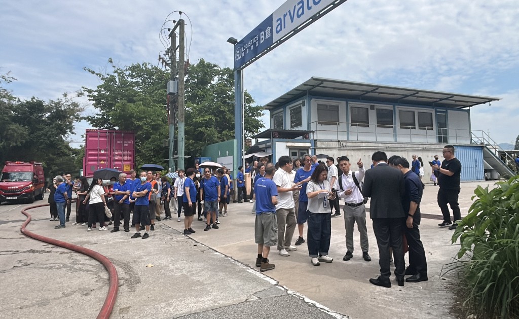 大批職員疏散至安全位置。林思明攝