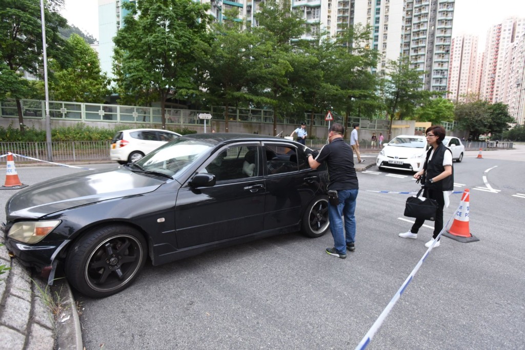 警方在車門檢獲懷疑毒品。