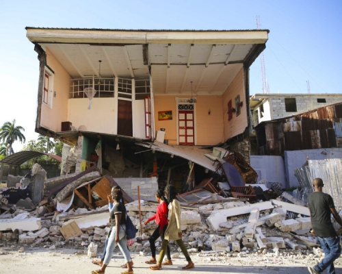 海地大地震目前增至724人死亡。AP圖片