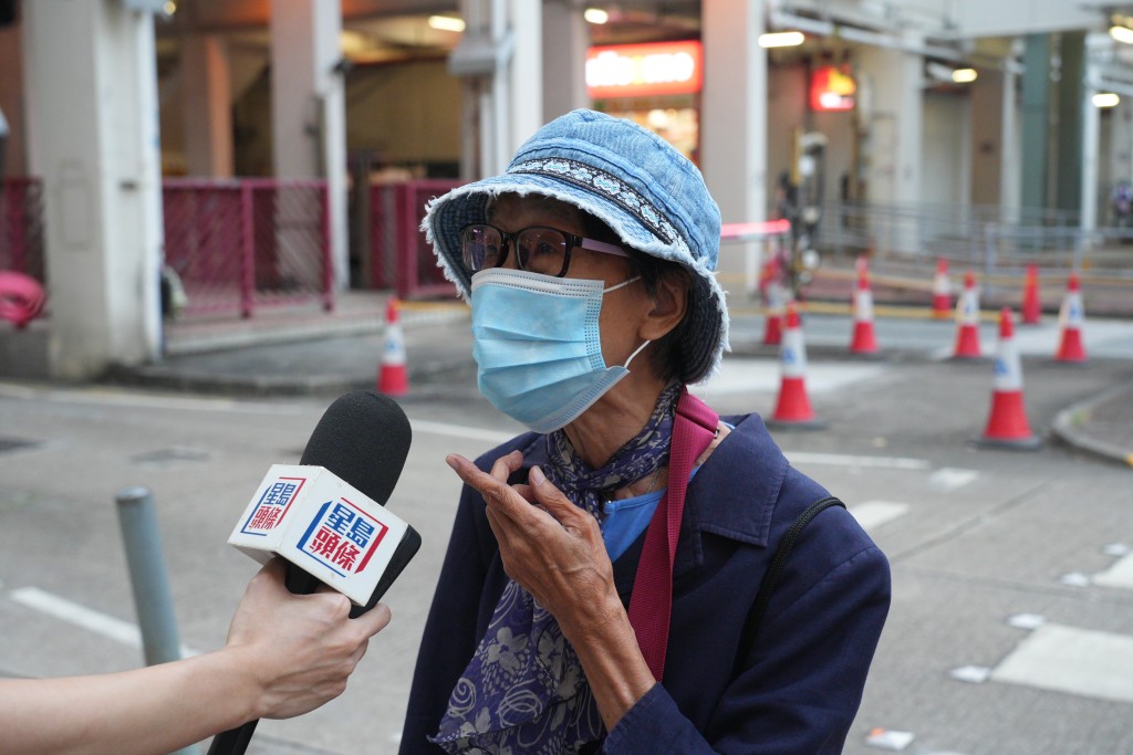 在彩虹邨居住了60年的戴婆婆表示，她居住的樓宇是第二期遷拆，不需要搬遷到新美東邨。歐樂年攝