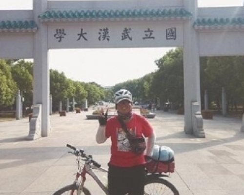 林錦民表示,只要路過一間大學,他都會在校門前擺勝利手勢拍照留念。 網上圖片
