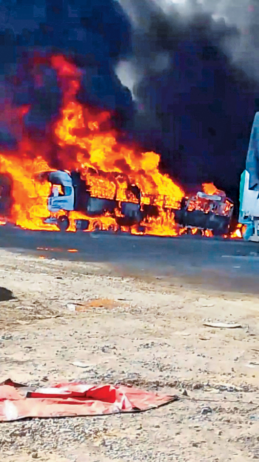 一支从中国进入缅甸的货车车队，近日在缅北遇袭被烧毁。