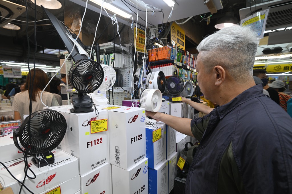 售賣風扇的店舖門庭若市。 售賣風扇的店舖門庭若市。