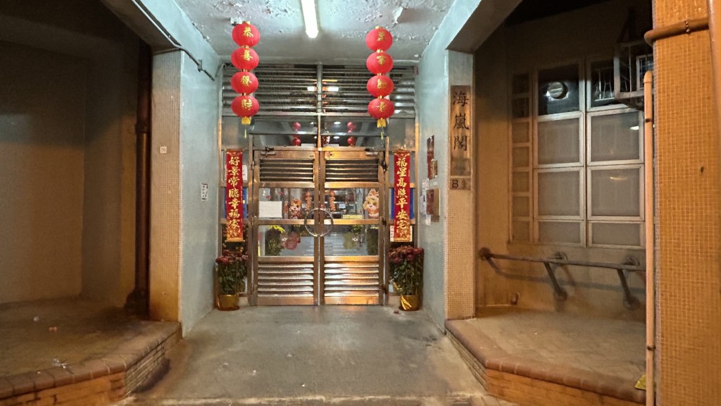 海庭道2号海富苑海岚阁一名保安员报案,指在大厦梯间发现一名女子昏迷不醒。蔡楚辉摄 海庭道2号海富苑海岚阁一名保安员报案,指在大厦梯间发现一名女子昏迷不醒。蔡楚辉摄