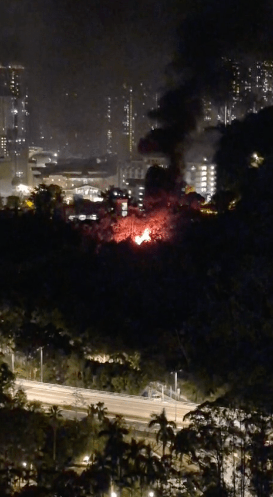 從網上高空影片可見，烈燄熊熊，火勢頗大。網上圖片