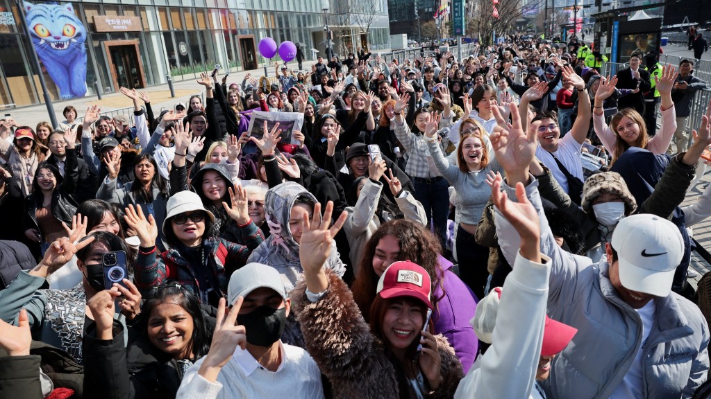 BTS光化门开唱,民众下午到场霸位。 路透社 BTS光化门开唱,民众下午到场霸位。 路透社