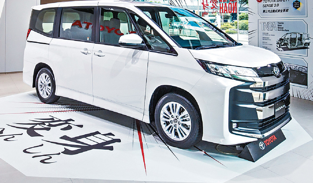 ■全新Noah現於九龍灣專店公開首展，圖為七座豪華版，車價$349,944起。
