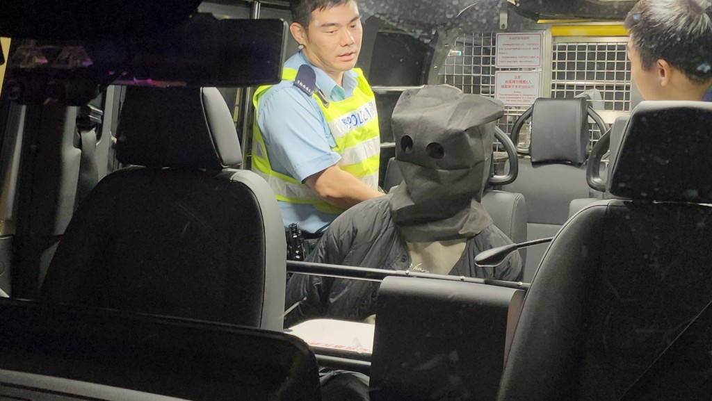 男司機被捕後,被帶上警車接受調查。 男司機被捕後,被帶上警車接受調查。