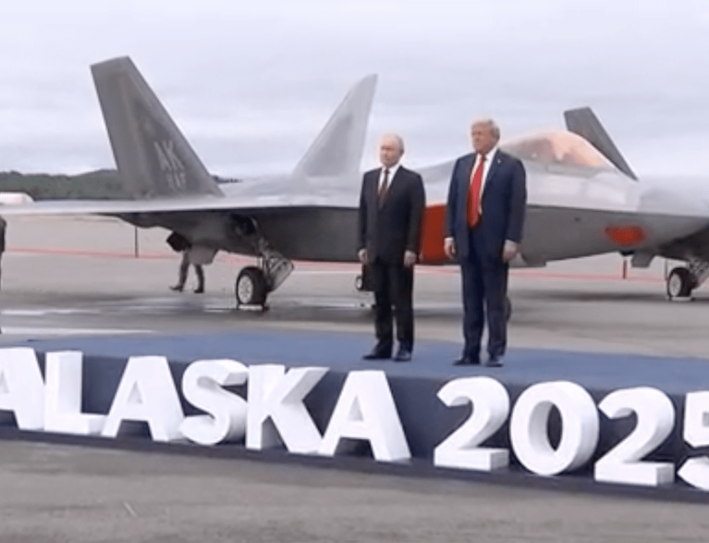 二人一起踱步至佈景台上,供記者拍照。C-Span直播畫面截圖 二人一起踱步至佈景台上,供記者拍照。C-Span直播畫面截圖