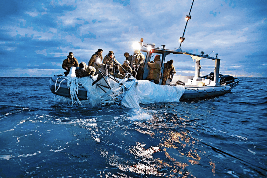 美国海军打捞起被击落中国气球残骸。