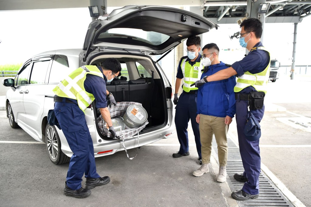 海关人员从一辆跨境私家车内搜出怀疑危害物质。政府新闻处图片