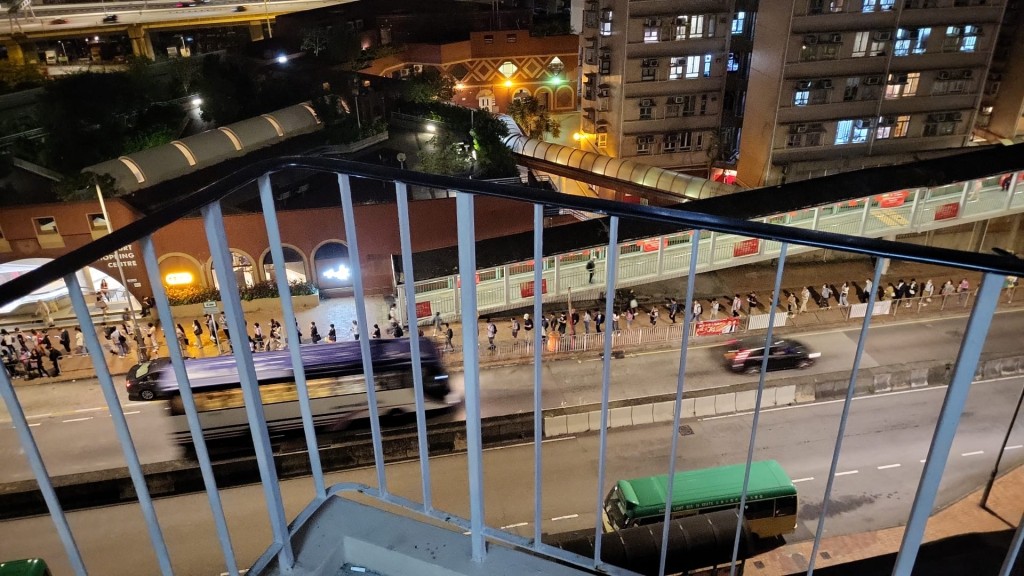 荔景站外前往丽瑶或祖尧邨的小巴站，每逢晚上时段大排长龙。(受访者提供)