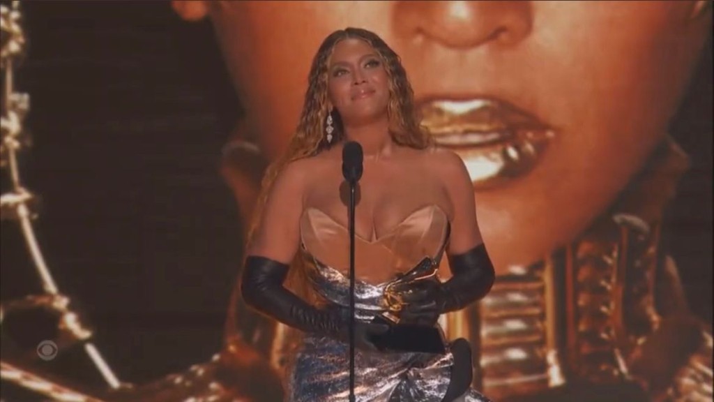 Beyonce夺电子专辑奖后激动落泪。