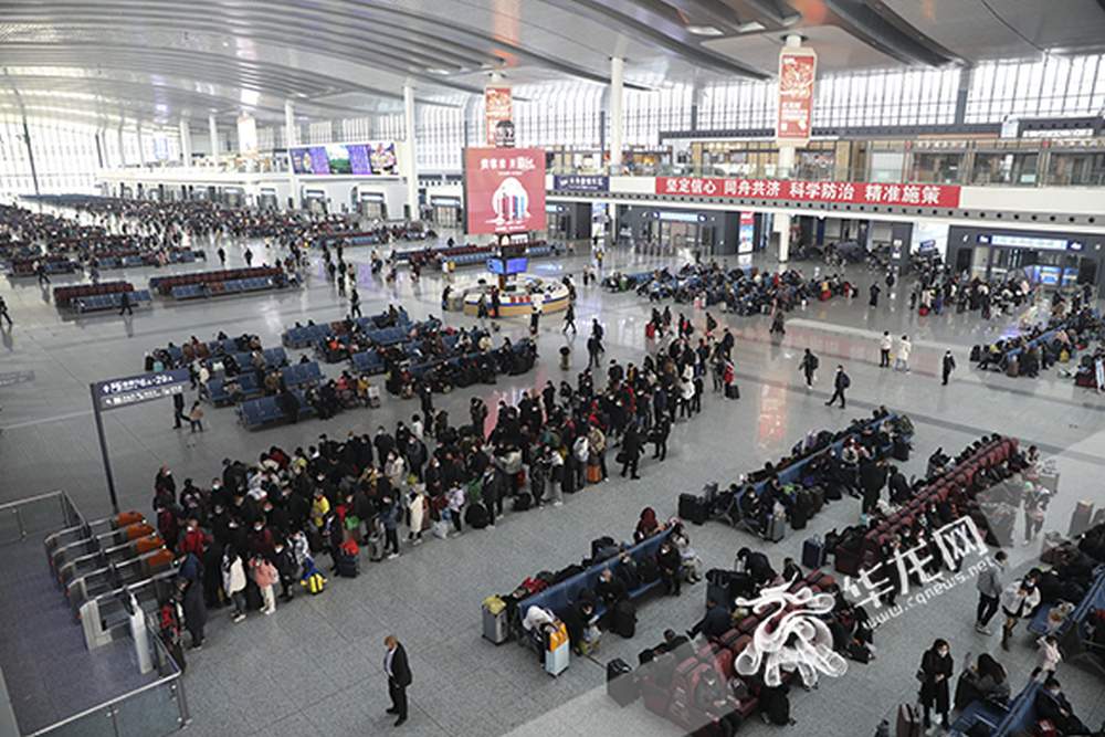 春運第一天，重慶西站候車廳有不少旅客。