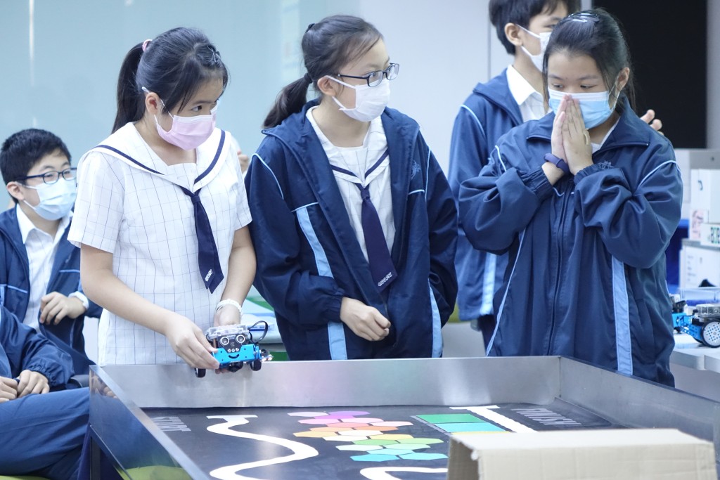 滙基書院（東九龍）於高中開辦非本地課程，現只設一班理科班，二○二二/二三學年將加開一班文商科班。