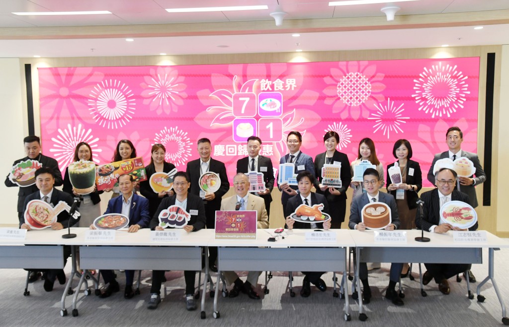 飲食界連續第三年推出七一慶回歸優惠活動。何健勇攝 飲食界連續第三年推出七一慶回歸優惠活動。何健勇攝