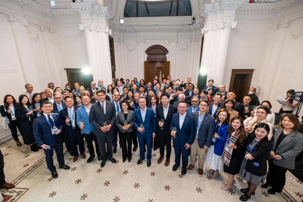 律政司司長林定國（前排左六）、大律師公會主席毛樂禮（前排左四）、律師會會長湯文龍（左七）、立法會法律界議員陳曉峰（前排左八），與出席歡迎酒會的嘉賓合照。