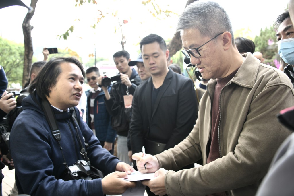 蕭澤頤與市民合照留念及簽名。黃偉強攝