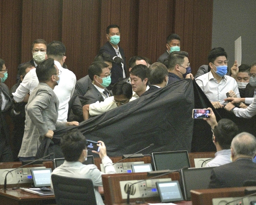 民主派與立法會保安爆發推撞。資料圖片