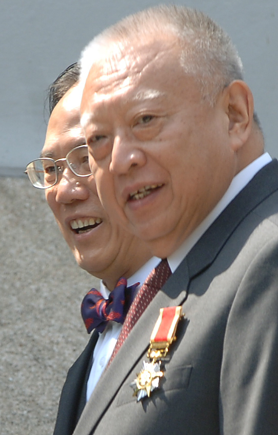 曾蔭權形容他平易近人、溫文爾雅，且具備廣闊的胸襟與遠大視野。