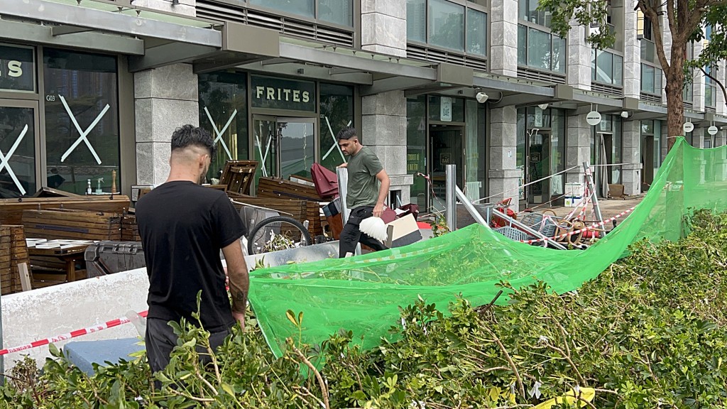 工人築起圍網。楊偉亨攝